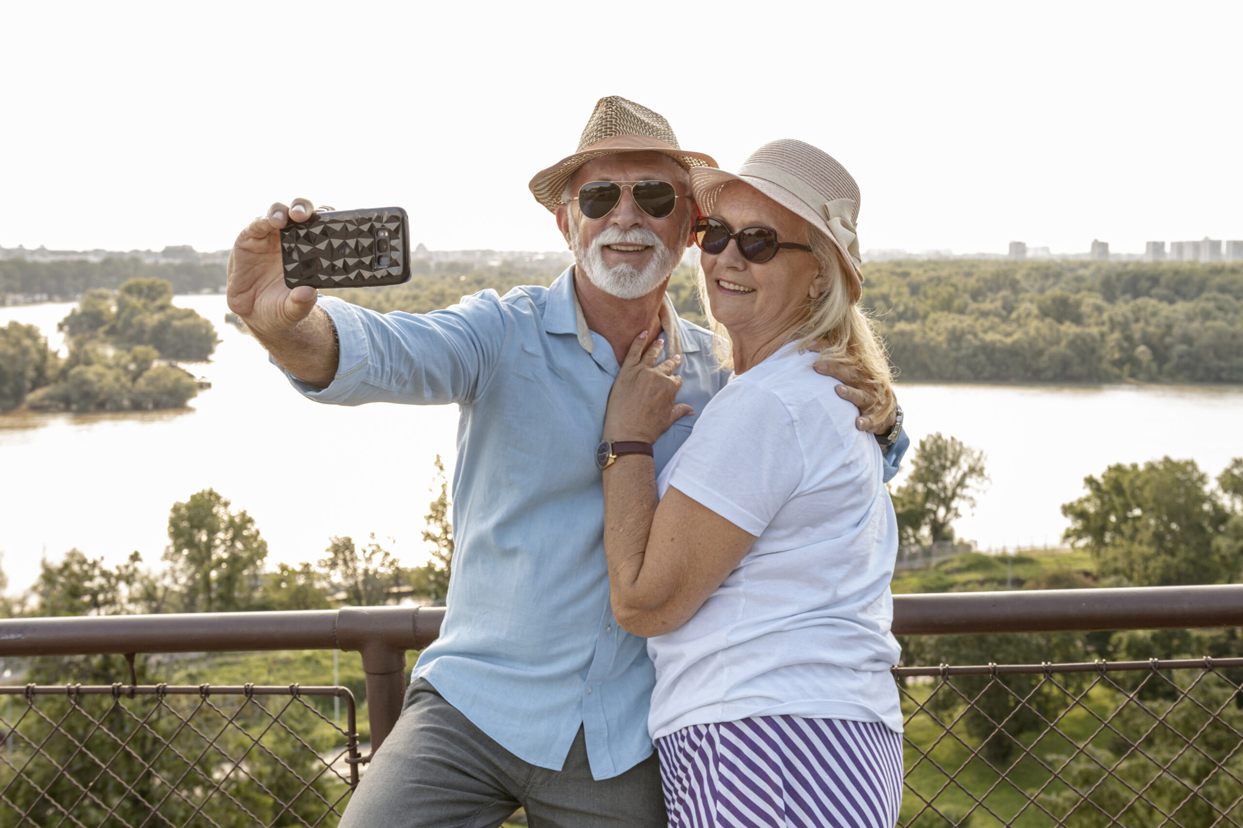 cute-old-couple-taking-selfie