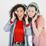 moroccan-girls-listening-music-together