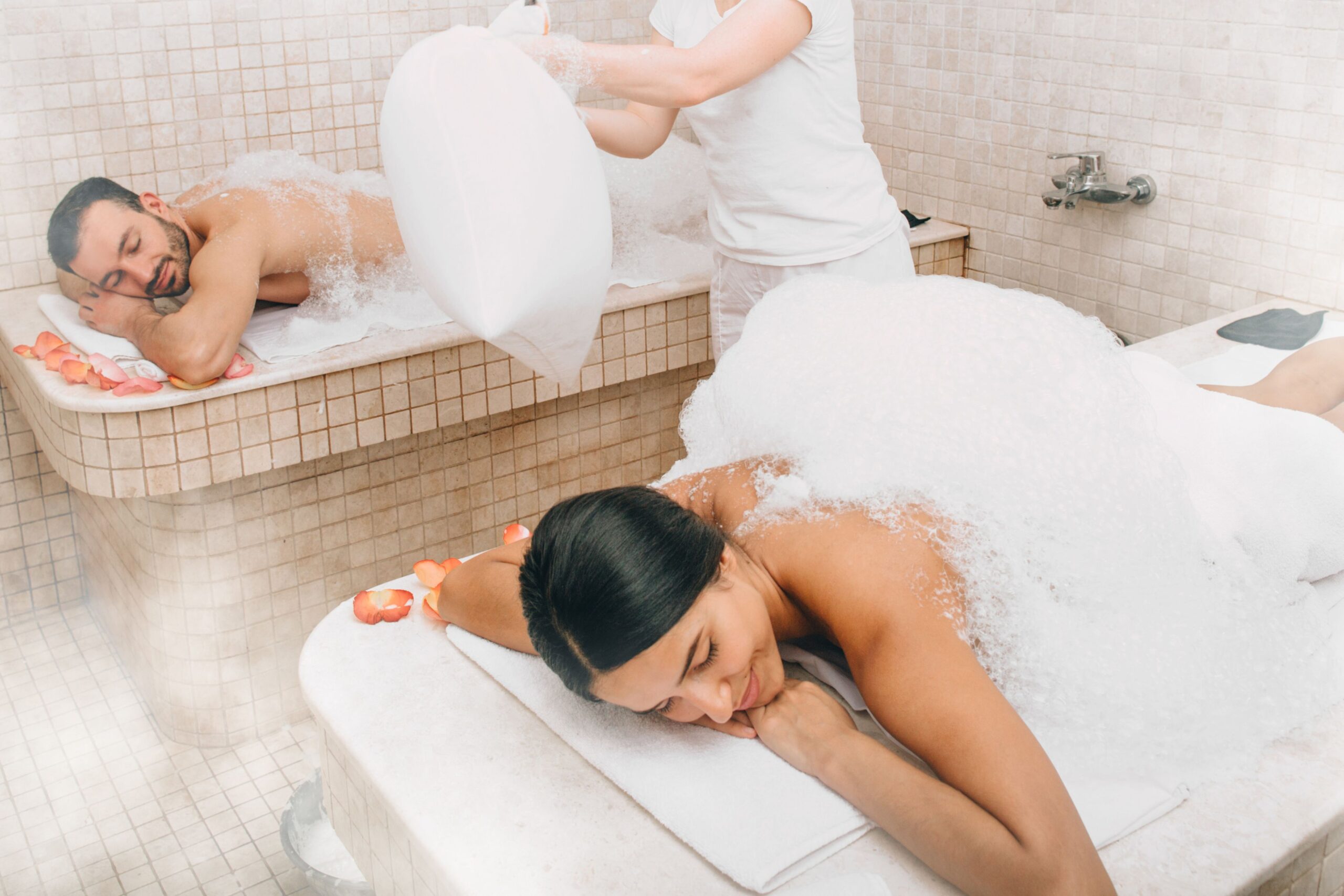 Experiência autêntica em hammam mostrando mulher e homem desfrutando da terapia tradicional marroquina a vapor e transformação do bem-estar
