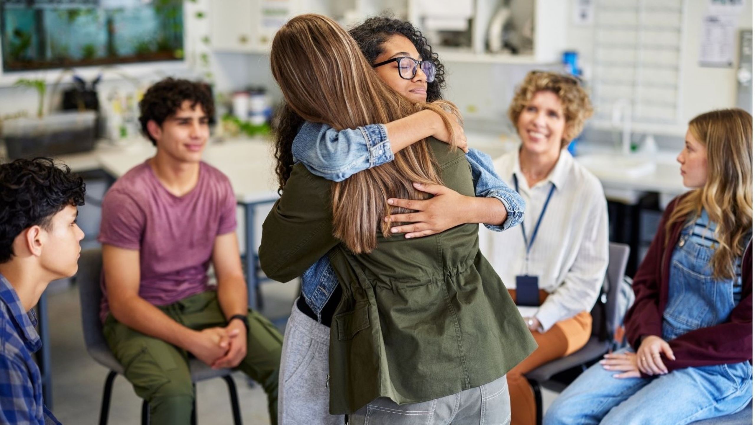 Jovens marroquinos discutindo saúde mental em grupo de apoio, conscientização sobre saúde mental da Geração Z, terapia, apoio