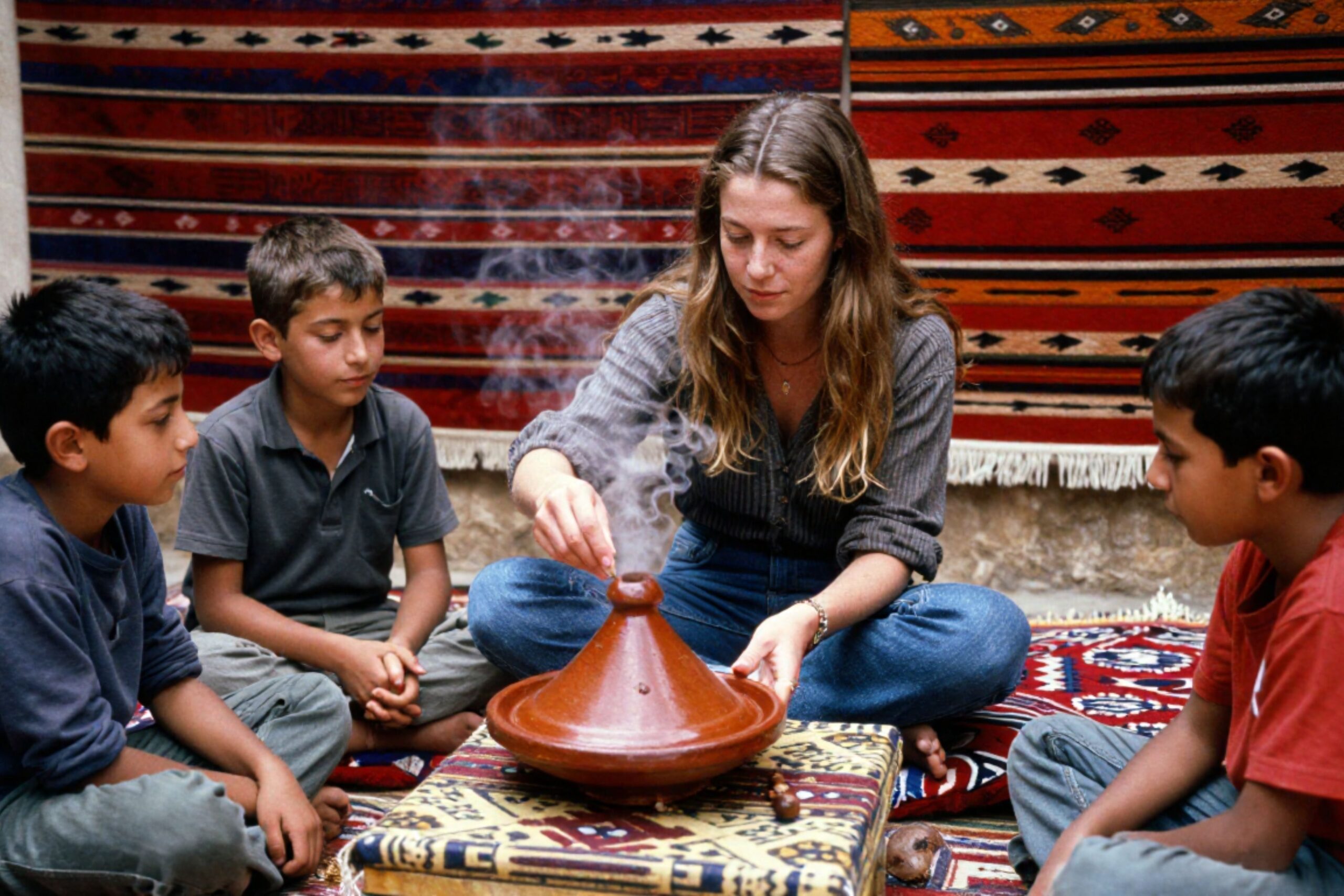 Hospitalidade Amazigh - jovem belga a partilhar um tagine com jovens rapazes Amazigh