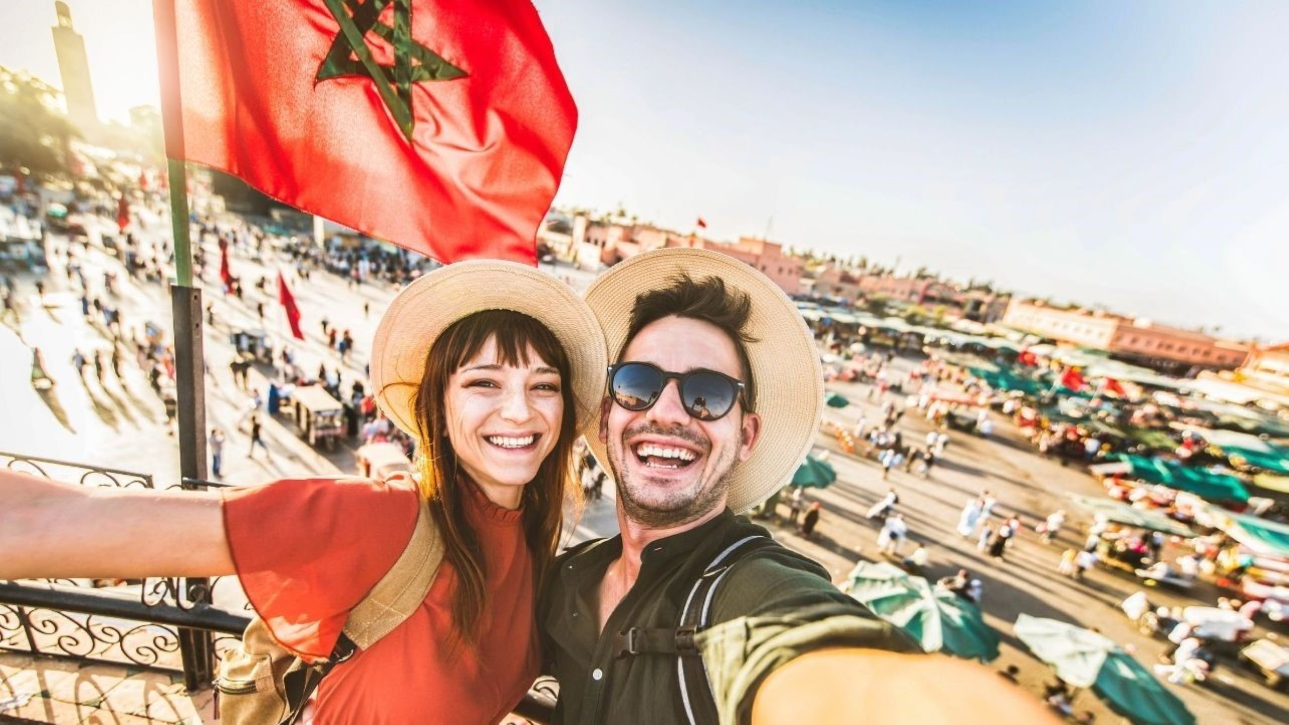 Turistas explorando os coloridos souks da medina de Marrakech durante uma escapada de inverno em dezembro, navegando por especiarias tradicionais, têxteis e produtos artesanais em um clima ameno e confortável