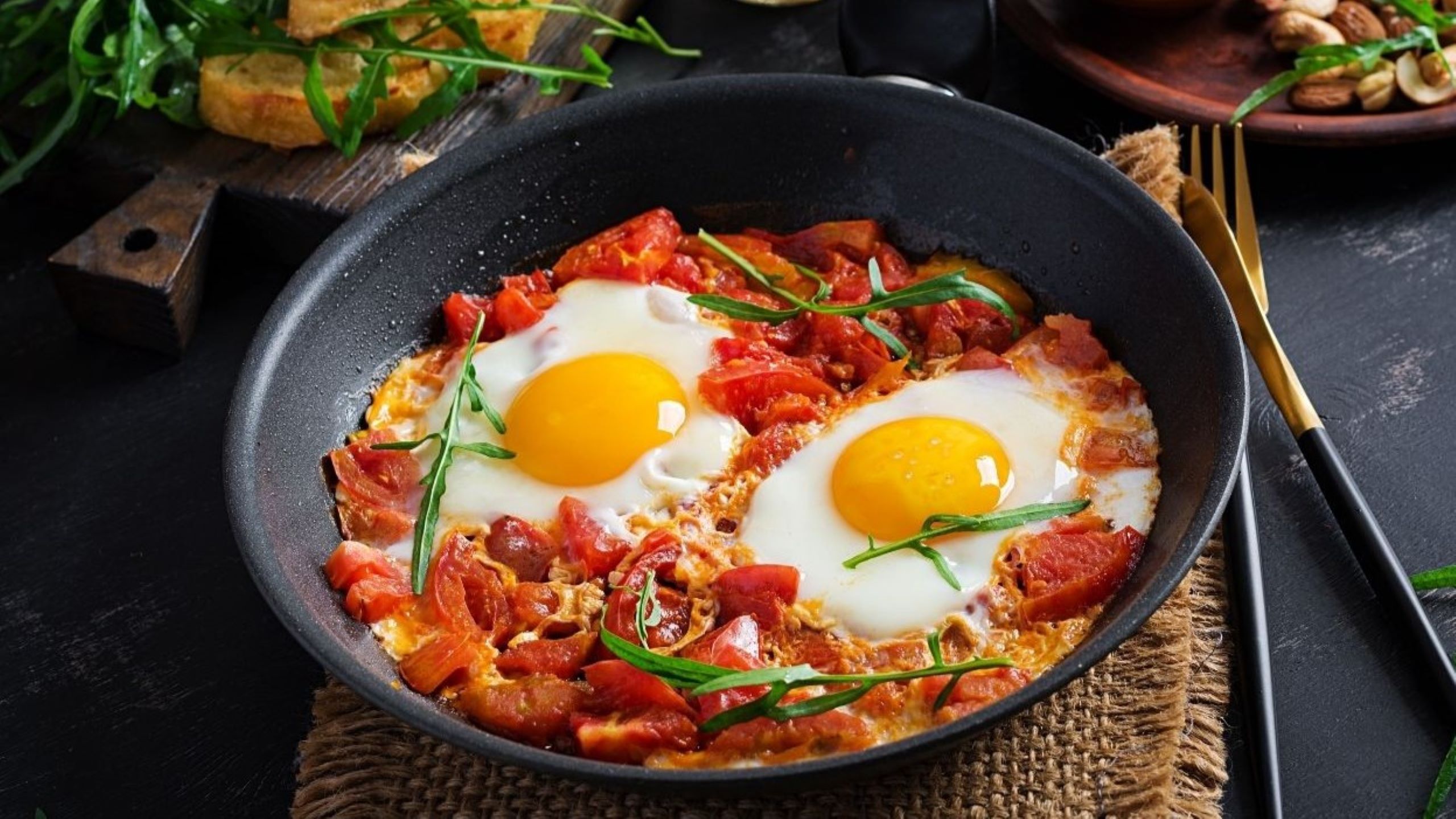 Shakshuka marroquina tradicional com ovos pochê em molho de tomate temperado, servida em tajine, representando uma opção de café da manhã saudável e naturalmente sem glúten, perfeita para quem se preocupa com a saúde