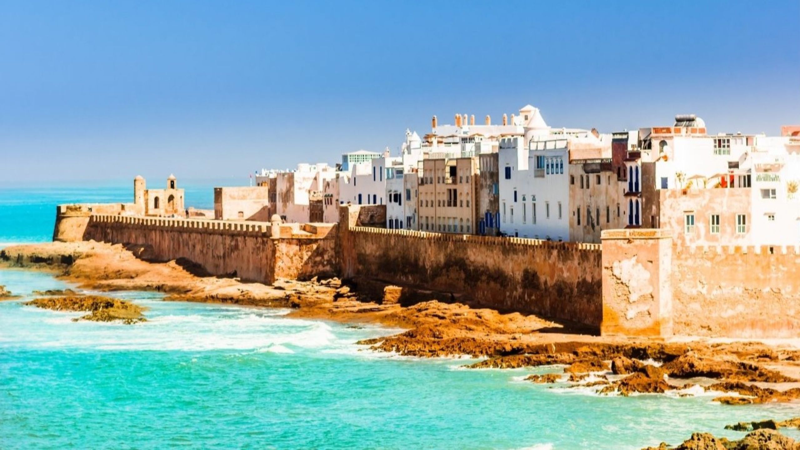 Viagens de um dia na primavera levando turistas ao destino costeiro de Essaouira a partir de Marrakech, Marrocos