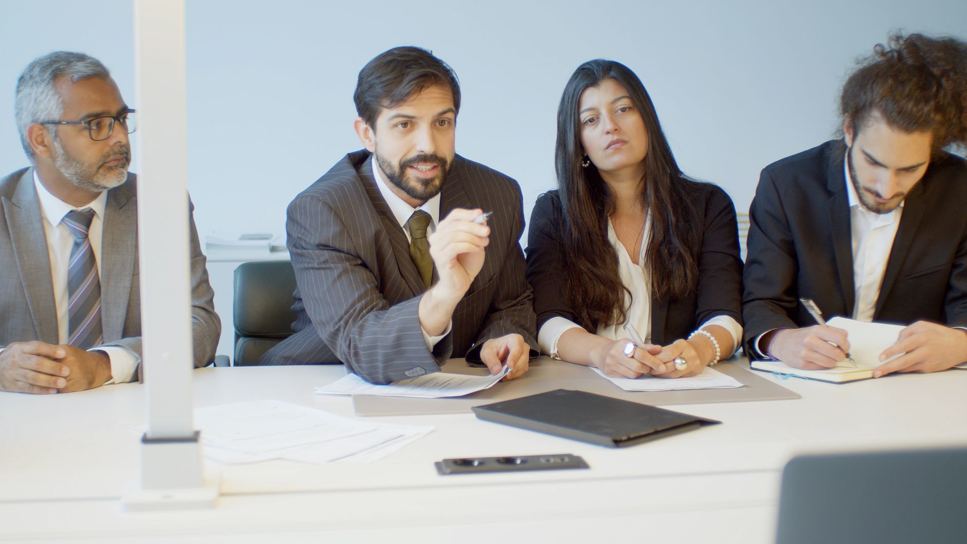 Um profissional de negócios analisando dados de investimento em Casablanca, representando o crescimento dos negócios no Marrocos em vários setores