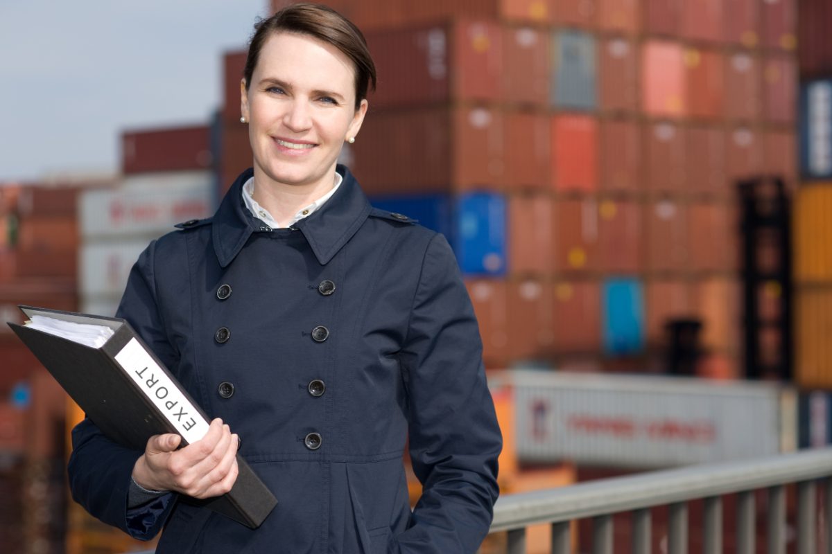 Une femme d'affaires examine des documents d'exportation au complexe portuaire de Tanger Med, le principal pôle commercial du Maroc