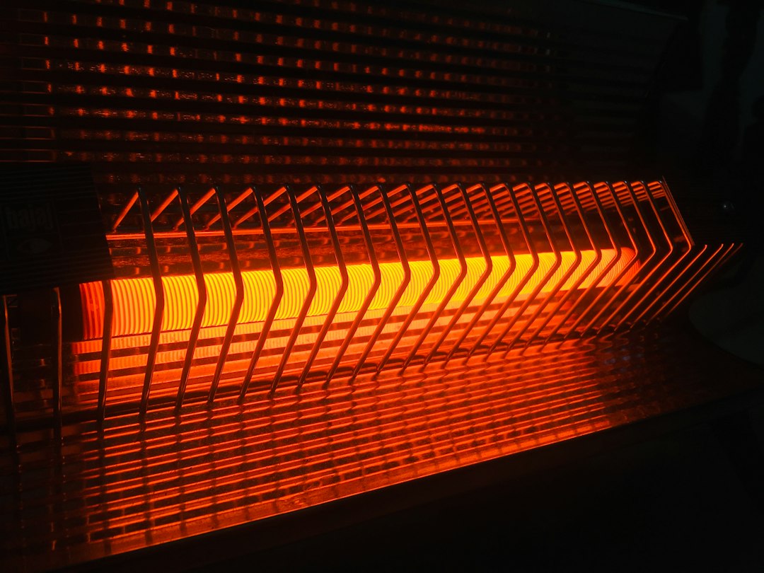 Uomo che usa un riscaldatore a butano come parte del risparmio energetico a casa